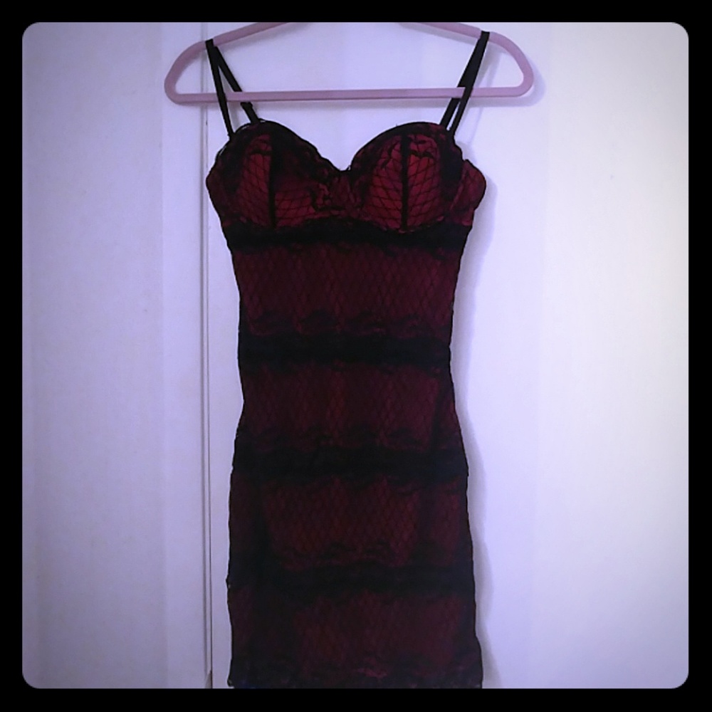 Adjustable strap black and red slip shaper